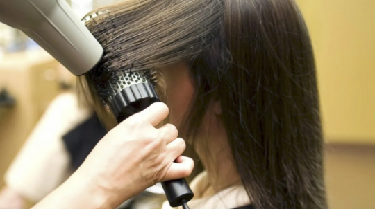Как правильно укладывать волосы феном